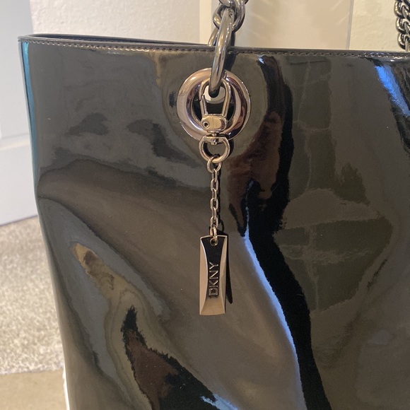 DKNY black patent tote bag with chain shoulder straps - Picture 4 of 10